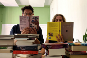 Ook de ILFU platformredactie leest zich moedig in, Foto: Tessel Rijneveldshoek.