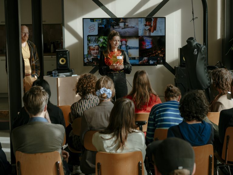 Spreker staat voor publiek tijdens een DigitALL event. Foto: Fluer Mulder