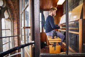 beiaardier-richard-de-waardt-speelt-op-zijn-carillon Foto Jan de Groen